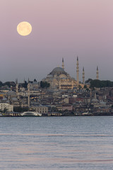 Obraz premium Suleymaniye mosque in Istanbul morning & moonset fullmoon