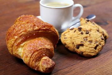 Cornetto , caffè e biscotti