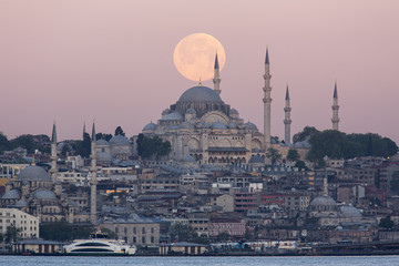 Naklejka premium Suleymaniye mosque in Istanbul morning & moonset fullmoon