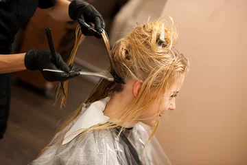 Crédence de cuisine en verre imprimé Salon de coiffure hair stylist at work - hairdresser  applying a color on   custom