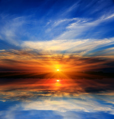 Obraz na płótnie Canvas Nice sunset over water