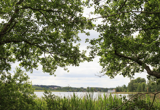 Fototapeta Blick über den See auf die Uferpromenade von Krakow