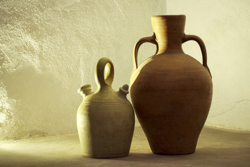 Cántaro y botijo en la bodega