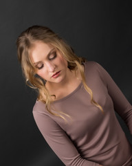 Naklejka premium Beautiful elegant woman on gray background