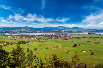 Obraz premium Green fields next to Neuschwanstein