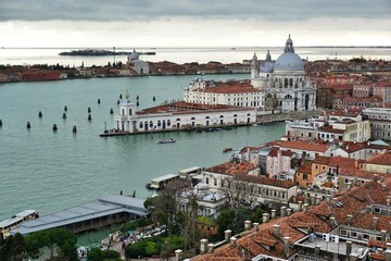 Obraz premium Panoramic view of Venice from the Campanile on a cloudy day
