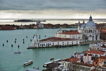 Obraz premium Panoramic view of Venice from the Campanile on a cloudy day