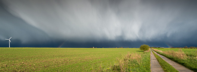 Gefährliche Unwetterfront Sturmfront zieht über den Barnim, Bernau, Brandenburg, Deutschland,
