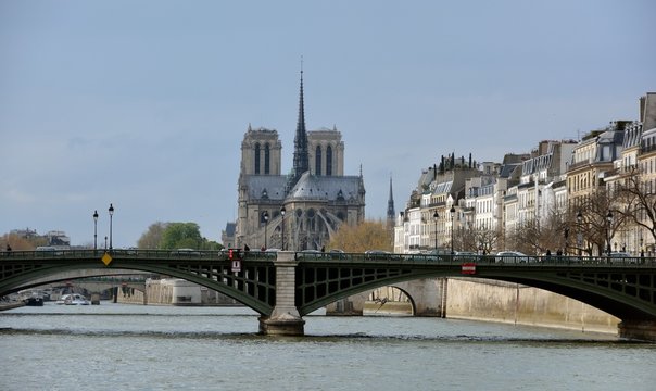 La cath&eacute;drale Notre-Dame de Paris et le pont de Sully