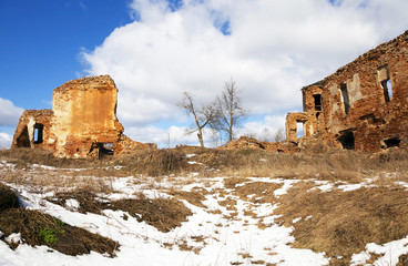 the ruins of an ancient fortress   © rsooll