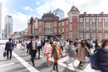 東京駅・丸の内口・朝・通勤光景