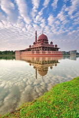 Obraz premium Vertical image of Morning view of Putra Mosque and mirror like reflection, The Putra mosque also known as Masjid Putra in Malay language, its the principal mosque of Putrajaya, Malaysia. 