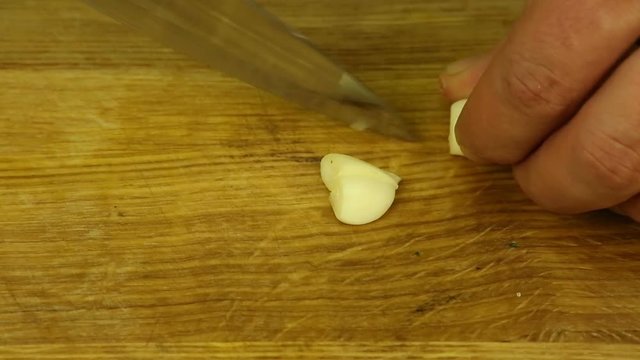 Cutting garlic cloves