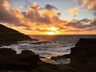 Obraz premium sunrise over pacific ocean honolulu oahu hawaii