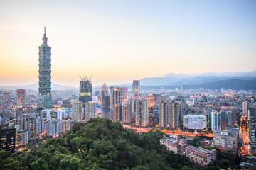 Naklejka premium Piękny zachód słońca z Tajpej, Tajwan panoramę miasta