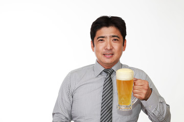 ビールを飲むビジネスマン
