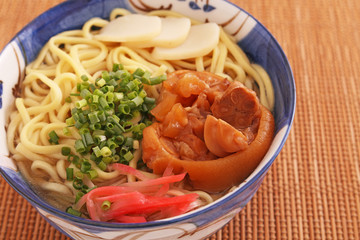 沖縄伝統の豚足テビチそば