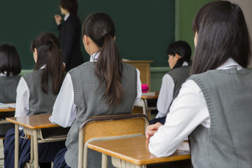 授業中の教師と女子生徒