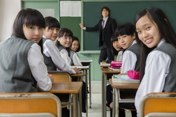 教師と振り向く女子生徒