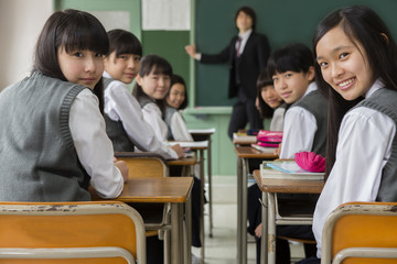 Fototapeta premium 教師と振り向く女子生徒