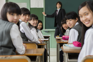 教師と振り向く女子生徒