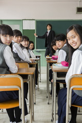 教師と振り向く女子生徒