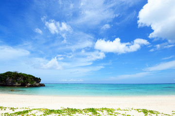 Obraz na płótnie Canvas 沖縄の美しい海とさわやかな空