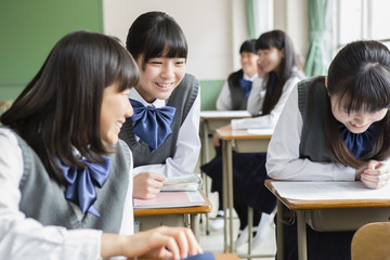 話し合う女子生徒