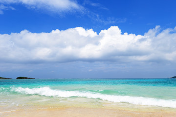 沖縄の美しい海とさわやかな空