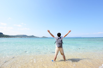 沖縄の海でくつろぐ男性