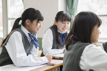 話し合う女子生徒
