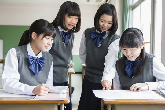 話し合う女子生徒
