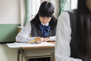 授業中の女子生徒