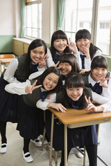 ピースする女子生徒