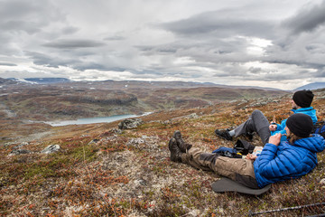 Pause auf einer Wanderung in der Wildnis Schwedens