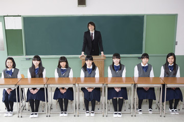 教室にいる女子生徒と男性教師