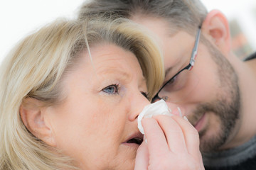 trauernde frau wird getröstet