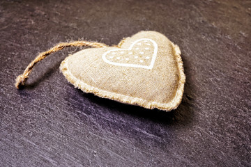 Schönes romantisches Herz auf Steinoberfläche