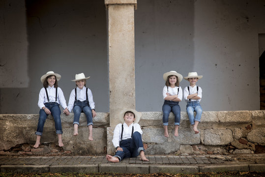 ni&ntilde;os sentados