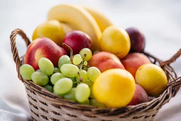 Crédence de cuisine en verre imprimé Fruits corbeille de fruits sur fond blanc