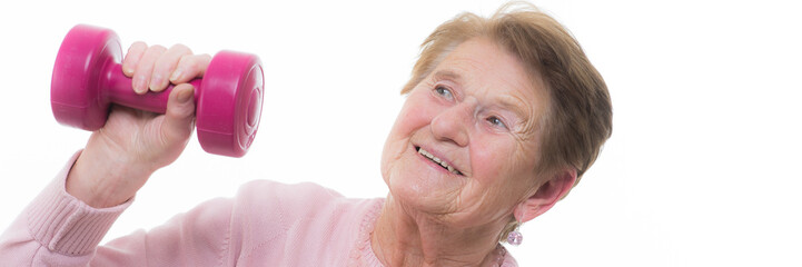 sportliche seniorin beim leichthantel training