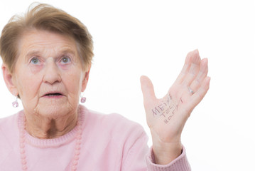 demente seniorin mit orientierungshilfe auf der handfläche