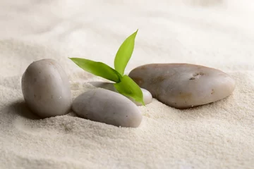 Papier Peint photo Lavable Pierres dans le sable pierres zen et bambou sur le sable