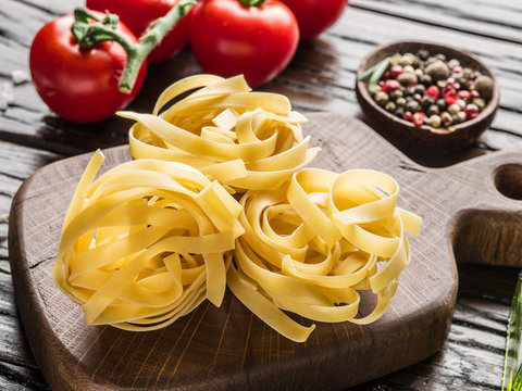 Pasta ingredients: tomatoes, (spaghetti) pasta and pepper.