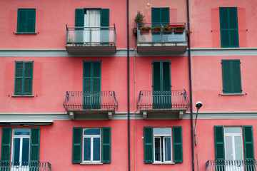 Naklejka premium Czerwona fasada