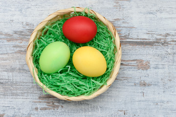Ostereier im Korb auf Holz