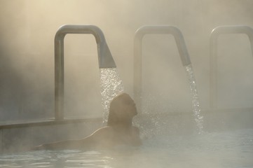 Junge blonde Frau bei einem Aufenthalt in der Rupertustherme Bad Reichenhall