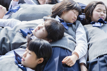 眠る女子学生