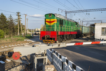 Obraz premium a passing train railroad crossing