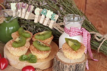 Kiwi cake with fresh milk is delicious.